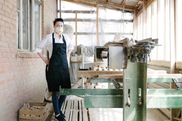 自分の木工所で大工として働く自信のある女性 — ストック写真