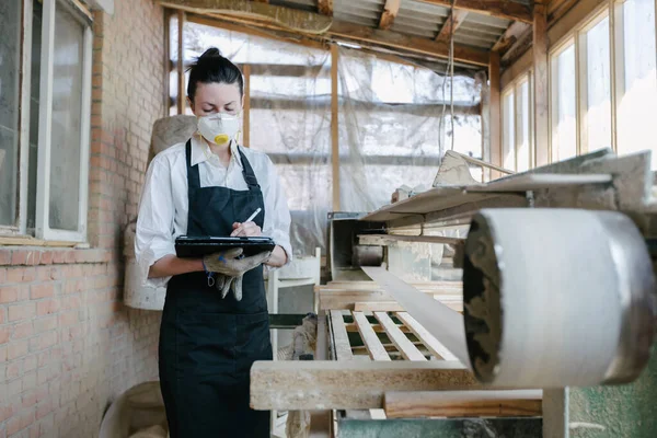 Zelfverzekerde Vrouw Die Werkt Als Timmerman Haar Eigen Houtwerkplaats Gebruikt — Stockfoto