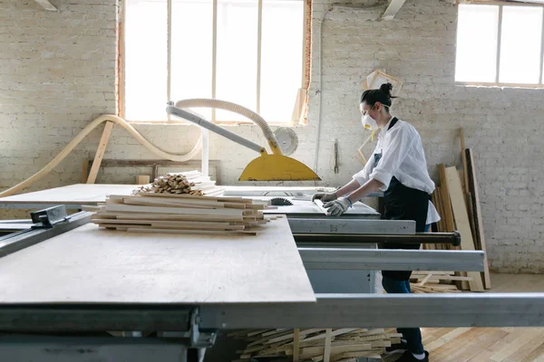 自分の木工所で大工として働く自信のある女性 — ストック写真