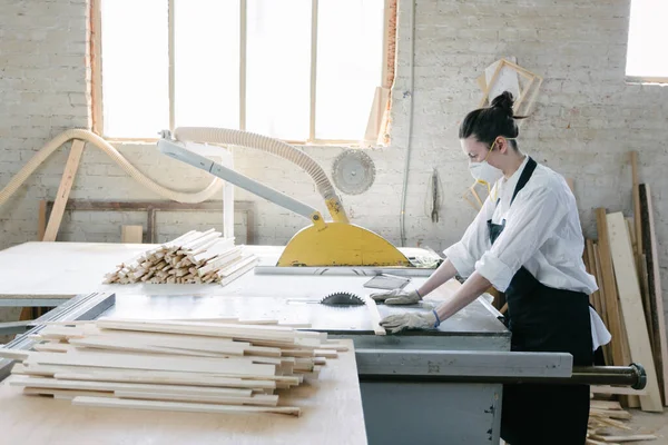 Zelfverzekerde Vrouw Werkzaam Als Timmerman Haar Eigen Houtwerkplaats — Stockfoto