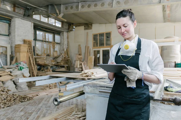 Zelfverzekerde Vrouw Die Werkt Als Timmerman Haar Eigen Houtwerkplaats Gebruikt — Stockfoto