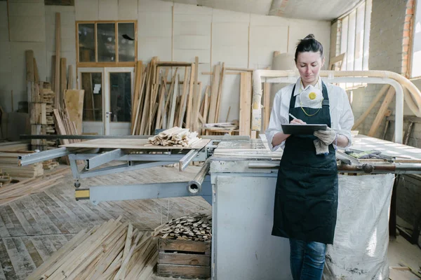 Zelfverzekerde Vrouw Die Werkt Als Timmerman Haar Eigen Houtwerkplaats Gebruikt — Stockfoto