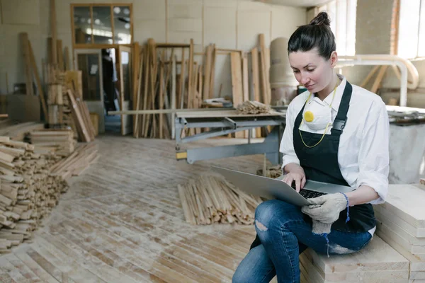 Zelfverzekerde Vrouw Die Werkt Als Timmerman Haar Eigen Houtwerkplaats Gebruikt — Stockfoto