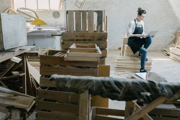 Zelfverzekerde Vrouw Die Werkt Als Timmerman Haar Eigen Houtwerkplaats Gebruikt — Stockfoto