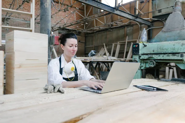 Sebevědomá Žena Pracující Jako Tesařka Svém Obchodě Dřevem Používá Notebook — Stock fotografie