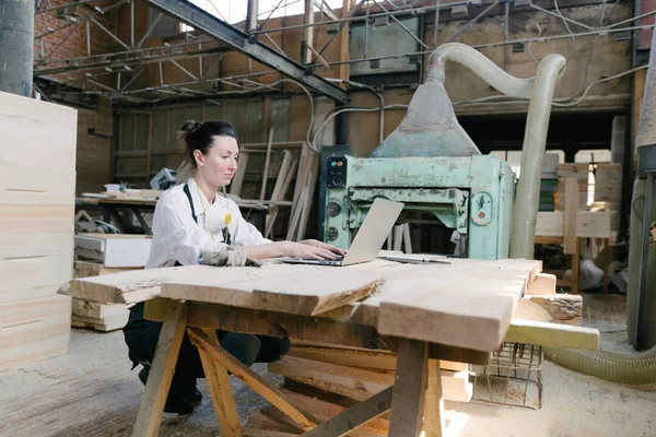 Zelfverzekerde Vrouw Die Werkt Als Timmerman Haar Eigen Houtwerkplaats Gebruikt — Stockfoto