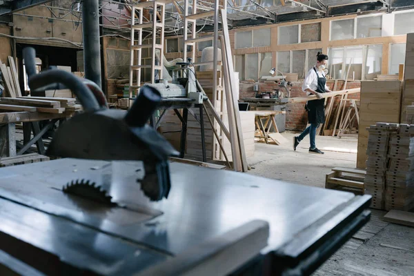 Zelfverzekerde Vrouw Werkzaam Als Timmerman Haar Eigen Houtwerkplaats — Stockfoto