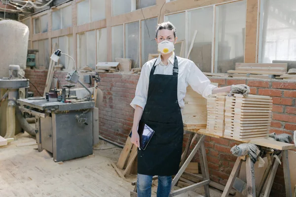 Mulher Confiante Trabalhando Como Carpinteiro Sua Própria Marcenaria — Fotografia de Stock