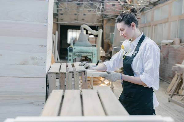 Zelfverzekerde Vrouw Werkzaam Als Timmerman Haar Eigen Houtwerkplaats — Stockfoto