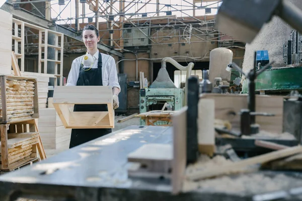 自信的女人在自己的木材店里做木匠 — 图库照片