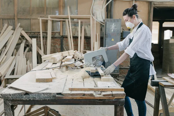 Mulher Confiante Trabalhando Como Carpinteiro Sua Própria Marcenaria Com Serraria — Fotografia de Stock