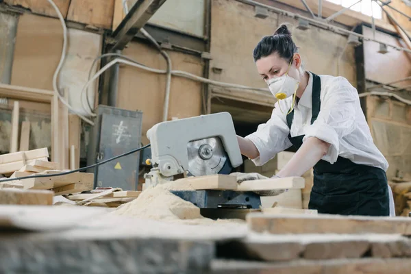 自信的女人在自己的锯木厂做木匠 — 图库照片