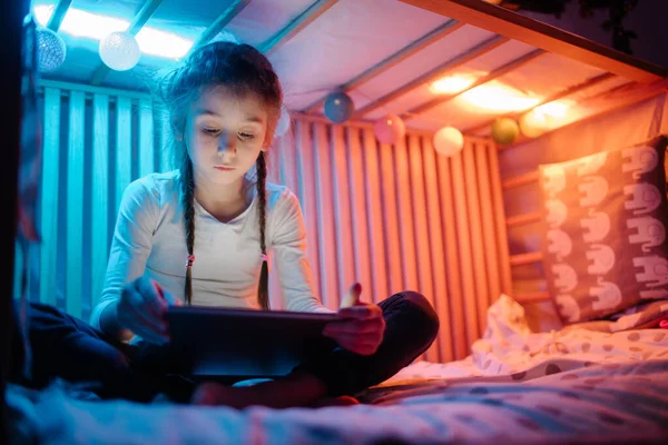 Dítě Sledující Počítač Doma Dívka Sleduje Tablet Sedí Posteli Věnci — Stock fotografie