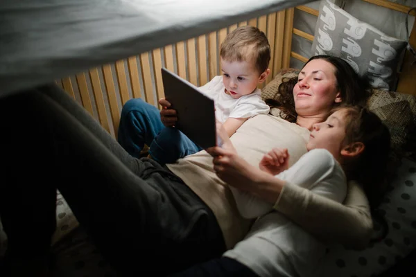 Los Niños Con Madre Viendo Una Tableta Sentado Cama Con —  Fotos de Stock