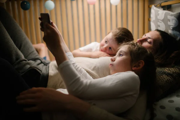 Kinderen Met Moeder Kijken Naar Een Tablet Zitten Bed Met — Stockfoto