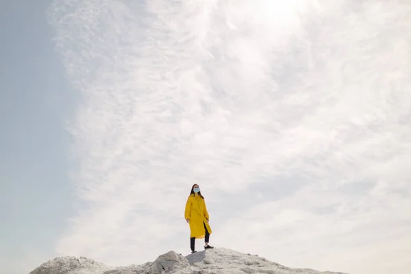 Mujer Joven Caminando Sobre Una Montaña Fosfato Que Fue Hecha —  Fotos de Stock