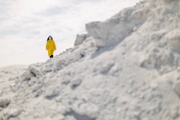 Jeune Femme Marchant Sur Une Montagne Phosphate Qui Été Faite — Photo