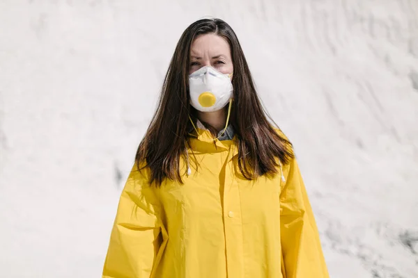 Kimyasal Bitki Atıklarının Oluşturduğu Fosfat Dağında Yürüyen Genç Bir Kadın — Stok fotoğraf