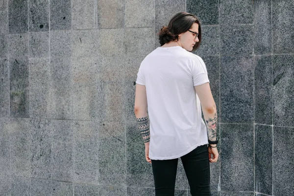 Hipster Jóképű Férfi Modell Visel Fehér Üres Póló Helyet Logó — Stock Fotó