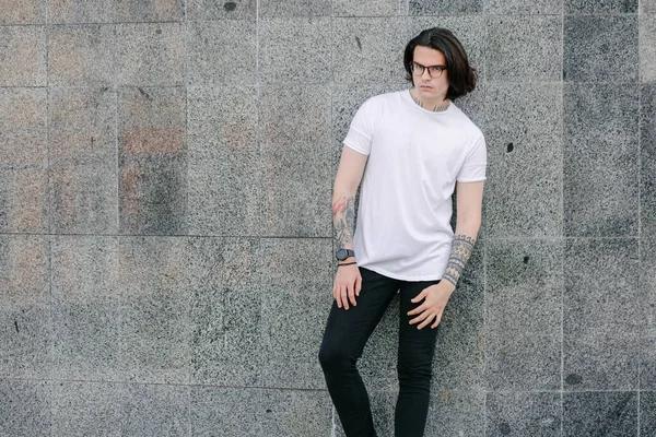 Modelo Masculino Bonito Hipster Vestindo Shirt Branca Branco Com Espaço — Fotografia de Stock
