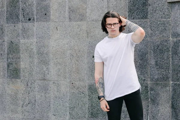 Hipster Knappe Mannelijke Model Draagt Witte Witte Witte Shirt Met — Stockfoto