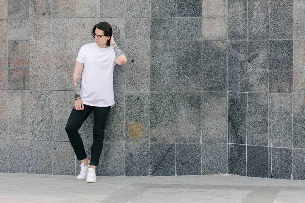 Hipster Przystojny Mężczyzna Model Noszenie Biały Pusty Shirt Miejscem Logo — Zdjęcie stockowe