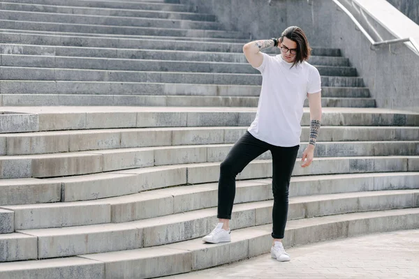 Hipster Gutaussehendes Männliches Model Trägt Weißes Leeres Shirt Mit Platz — Stockfoto