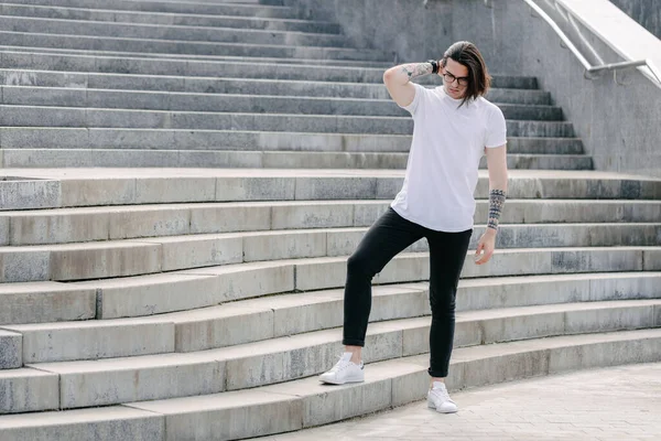 Modelo Masculino Bonito Hipster Vestindo Shirt Branca Branco Com Espaço — Fotografia de Stock