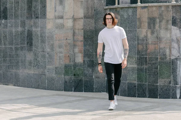 Hipster Stilig Manlig Modell Bär Vit Blank Shirt Med Plats — Stockfoto