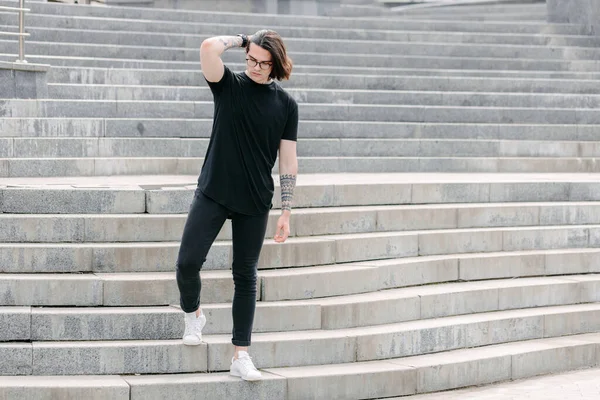 Modelo Masculino Bonito Com Barba Vestindo Shirt Branco Preto Com — Fotografia de Stock