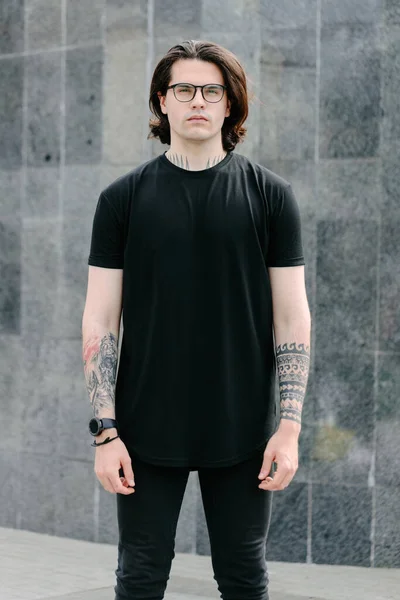Mooi Mannelijk Model Met Baard Zwart Wit Shirt Met Vrije — Stockfoto