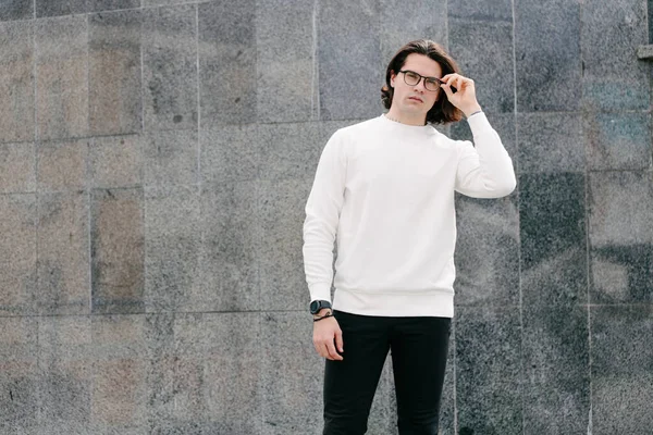 Een Man Met Een Witte Sweater Hoodie Een Bril Buiten — Stockfoto