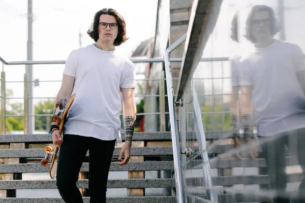 Hipster Guapo Modelo Masculino Con Camiseta Blanca Blanco Con Espacio —  Fotos de Stock