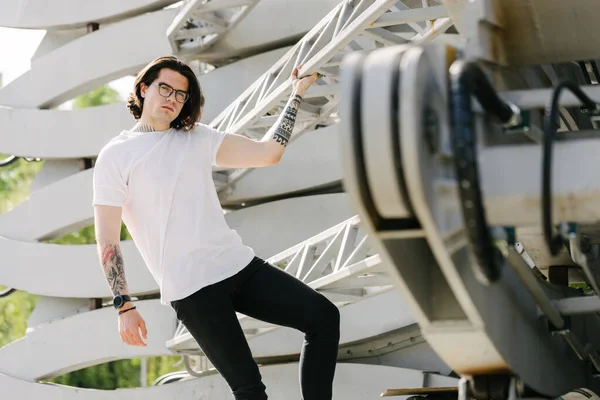 Hipster Guapo Modelo Masculino Con Blanco Blanco Camiseta Blanco Con — Foto de Stock