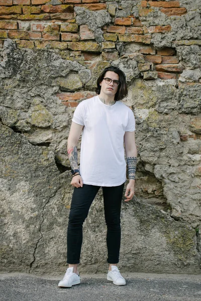 Hipster Όμορφο Ανδρικό Μοντέλο Φορώντας Λευκό Κενό Shirt Χώρο Για — Φωτογραφία Αρχείου