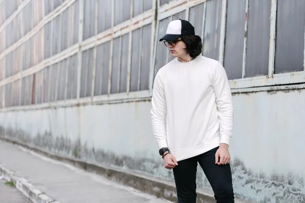 Man Wearing White Sweatshirt Hoodie Baseball Cap Glasses City Streets — Stock Photo, Image