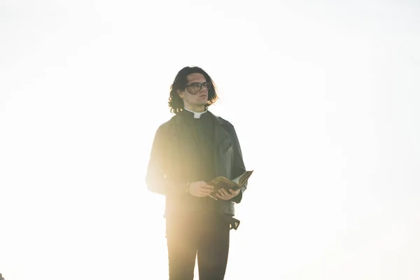 Hermoso Joven Sacerdote Retrato Fuera Atardecer Anteojos Cansados Camisa Cuello — Foto de Stock