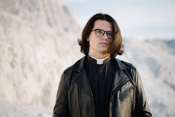 Hermoso Joven Sacerdote Retrato Fuera Atardecer Anteojos Cansados Camisa Cuello — Foto de Stock