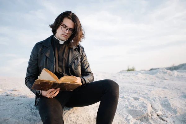 Hermoso Joven Sacerdote Retrato Fuera Atardecer Anteojos Cansados Camisa Cuello — Foto de Stock