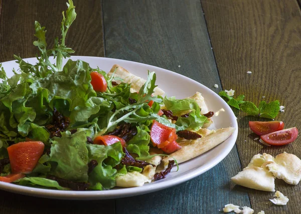 salata yeşillikleri ve sockeye