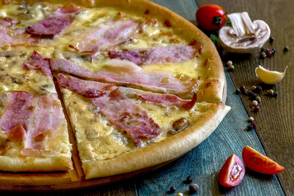Pastırma ile İtalyan pizza