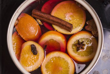 Ateş üzerinde mulled şarap hazırlanması