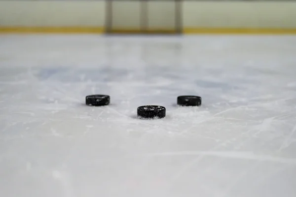 Хокейний шайба на льоду — стокове фото