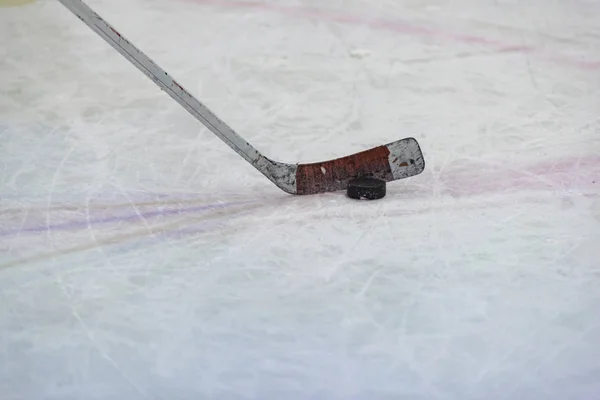 Hockeypuck en stok — Stockfoto