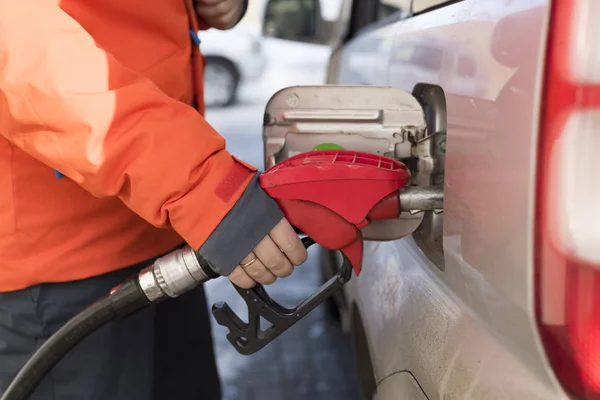 Fylla bilen med bensin på en bensinstation — Stockfoto
