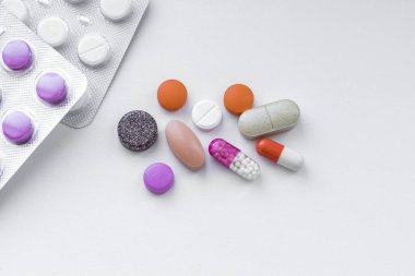 Masanın üzerinde dağınık birçok farklı hapları