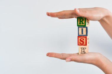 risk yazı bloklarla holding eller 