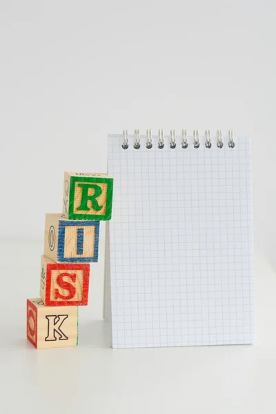 Буквы риска на блоках головоломок — стоковое фото