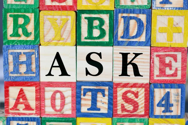 Zeptejte se nápis na puzzle bloky — Stock fotografie