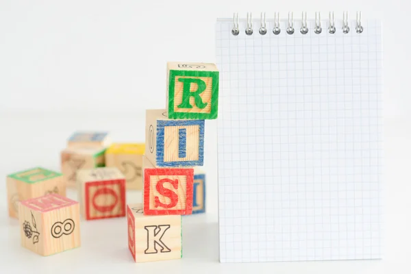 Lettering di rischio su blocchi di puzzle — Foto Stock